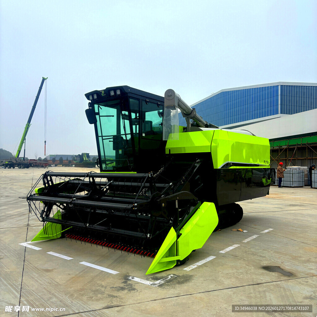 绿色履带式农业收割机