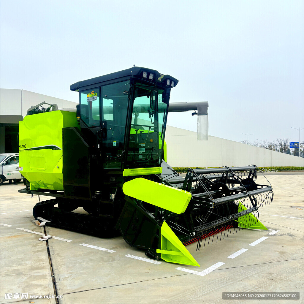 绿色履带式农业机械设备