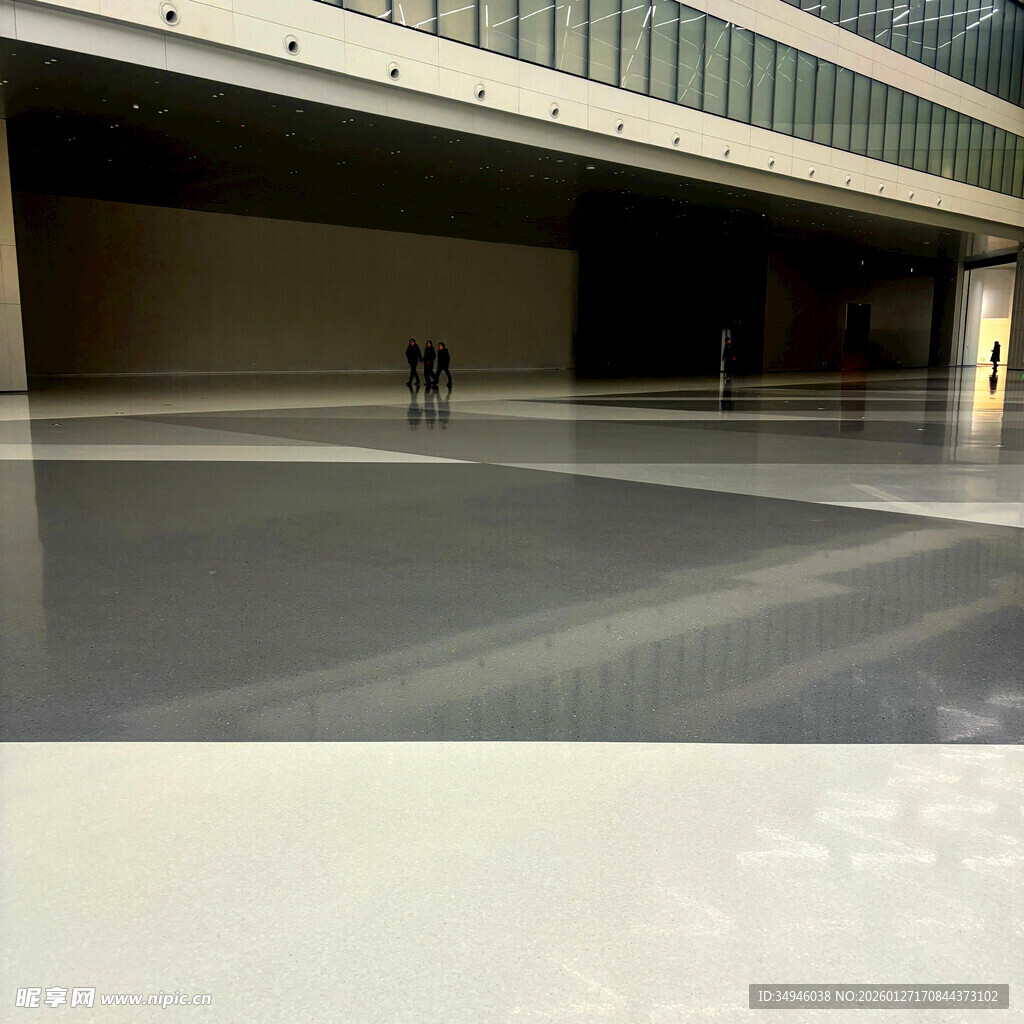 空旷地下空间的光滑地面