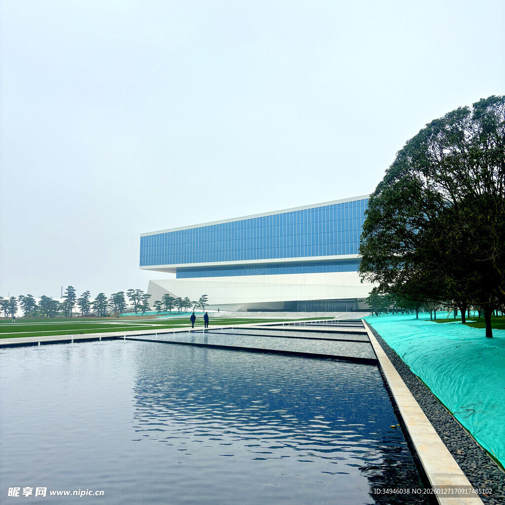 现代建筑旁的静谧水景