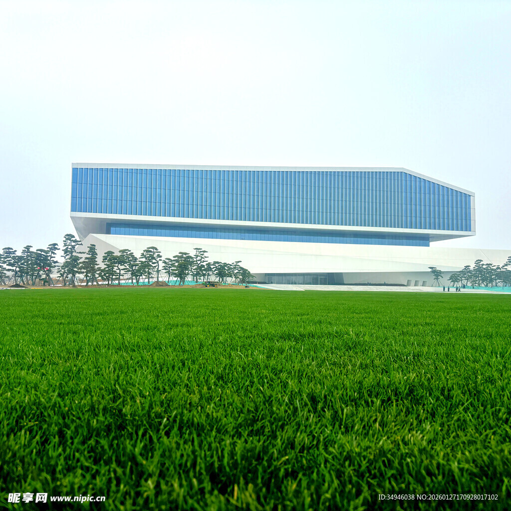 绿色田野中的现代建筑