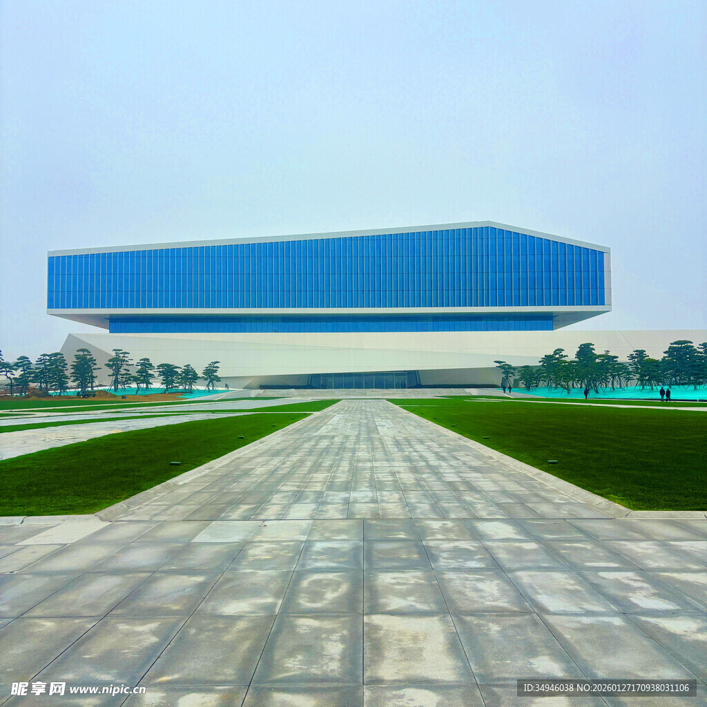 现代建筑前的开阔砖石步道