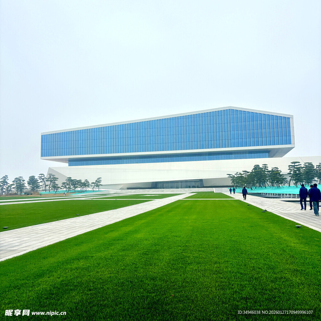 现代建筑前的大片绿地