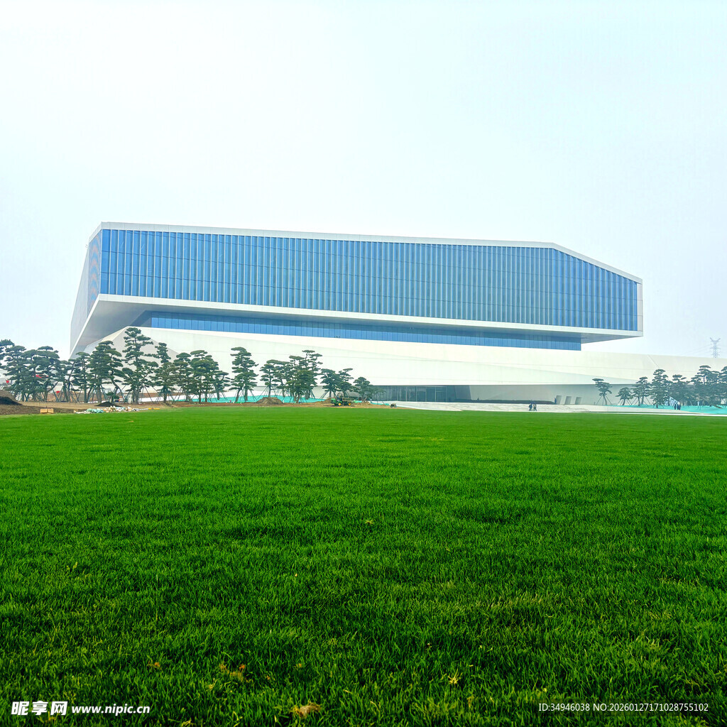 田野上的现代蓝色建筑