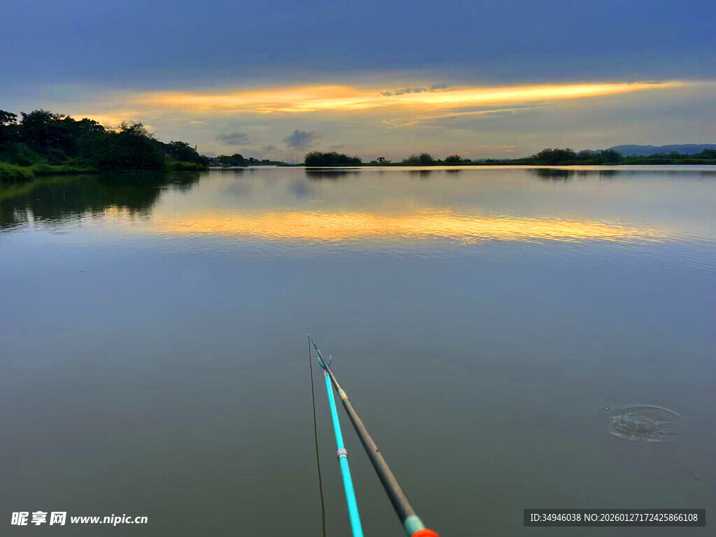 湖畔垂钓赏绝美黄昏景色