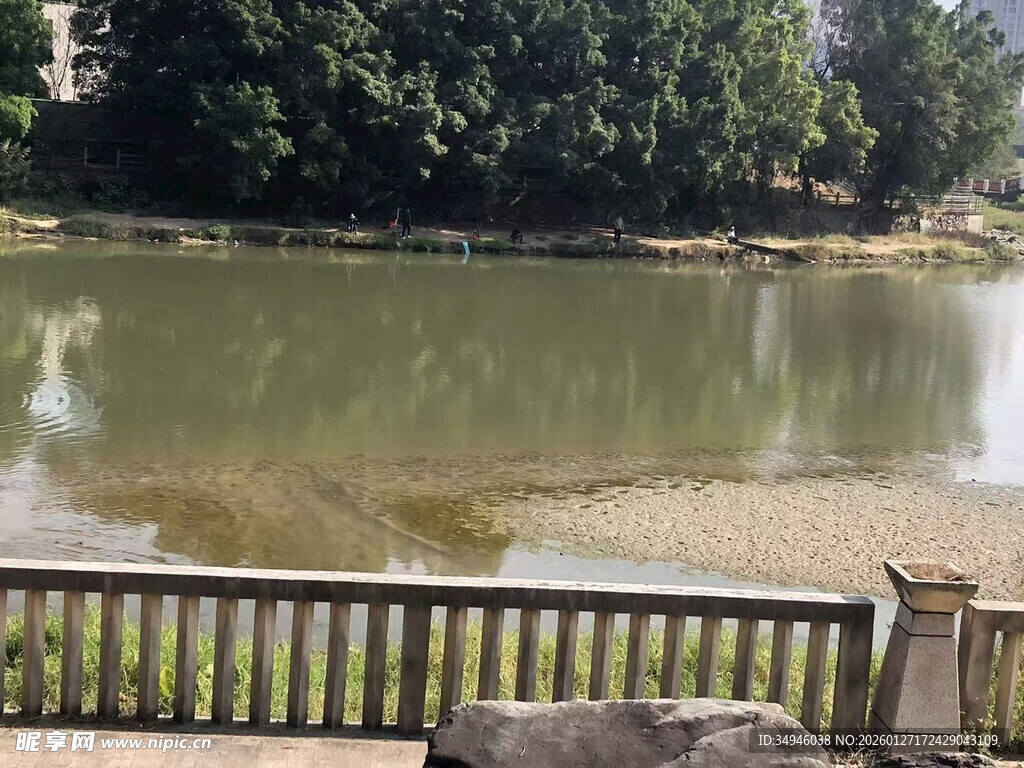 湖畔木栏旁的静谧景致