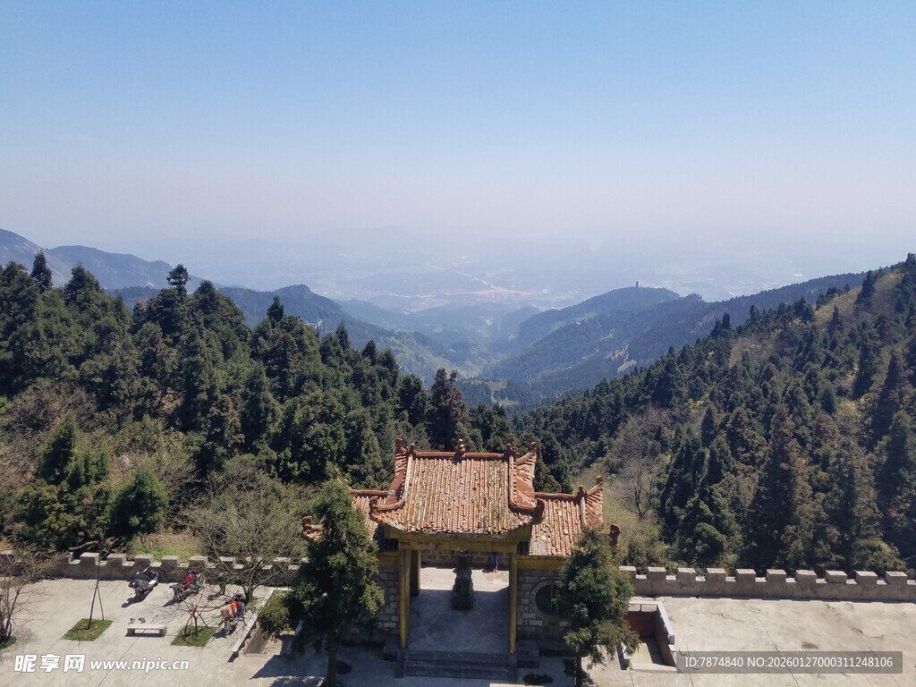 山间古建 远眺壮丽山景