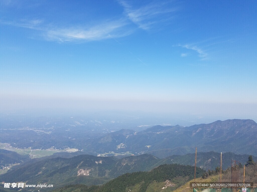 俯瞰壮丽山峦与蓝天美景