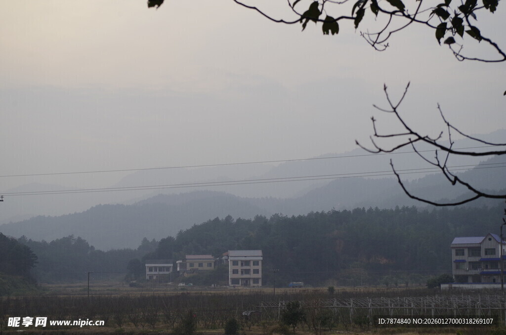 黄昏下的乡村远景
