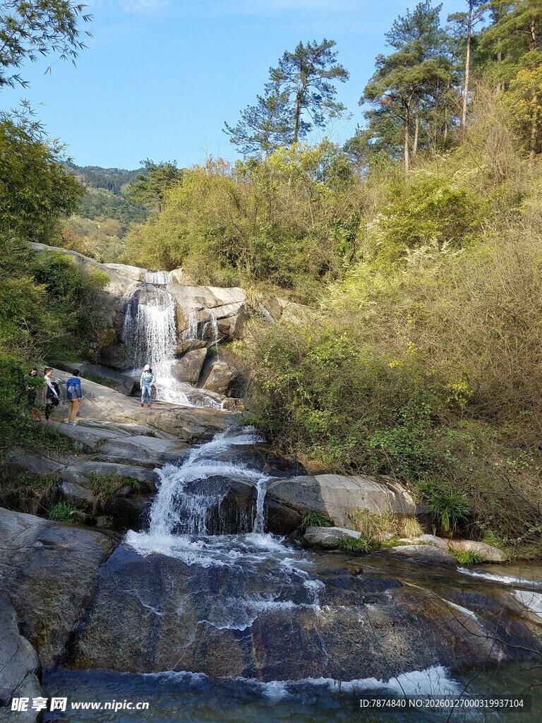 山间溪流瀑布自然美景