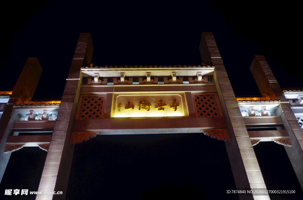 夜晚中式牌坊夜景