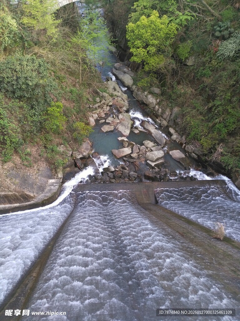 山间蜿蜒水路 自然景致