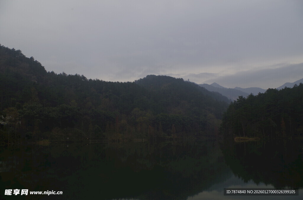 山间静谧湖水景色