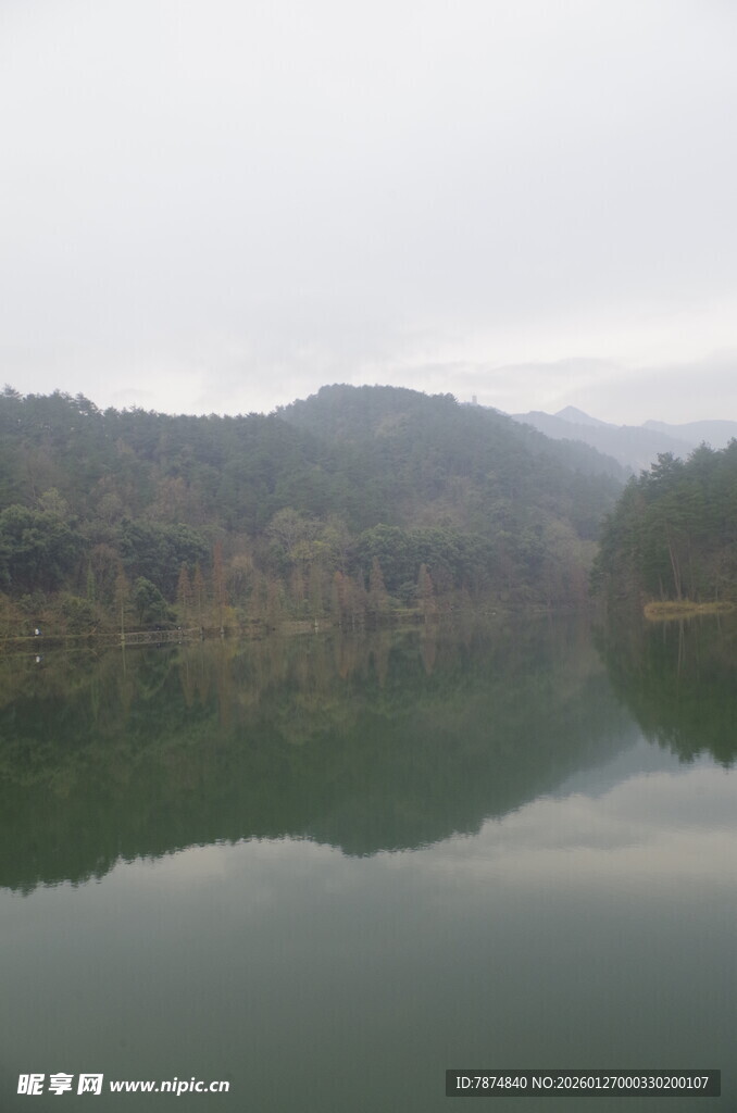 宁静山水湖景倒影画面