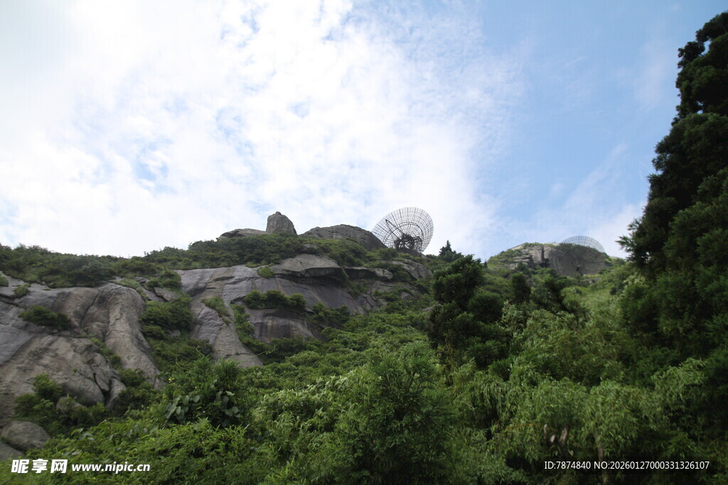 山间绿意与远处建筑景观