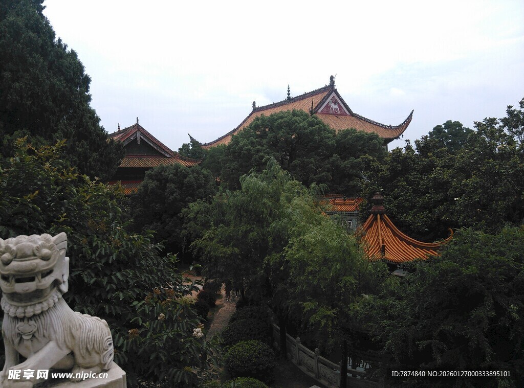 古寺隐于葱郁山林间