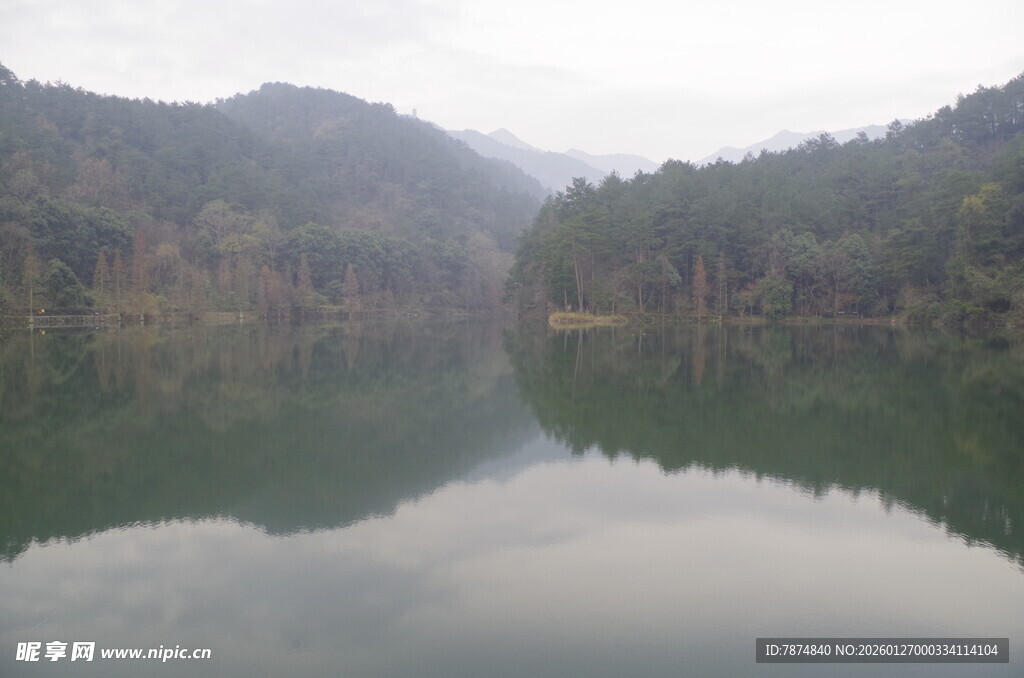 宁静山水湖景图