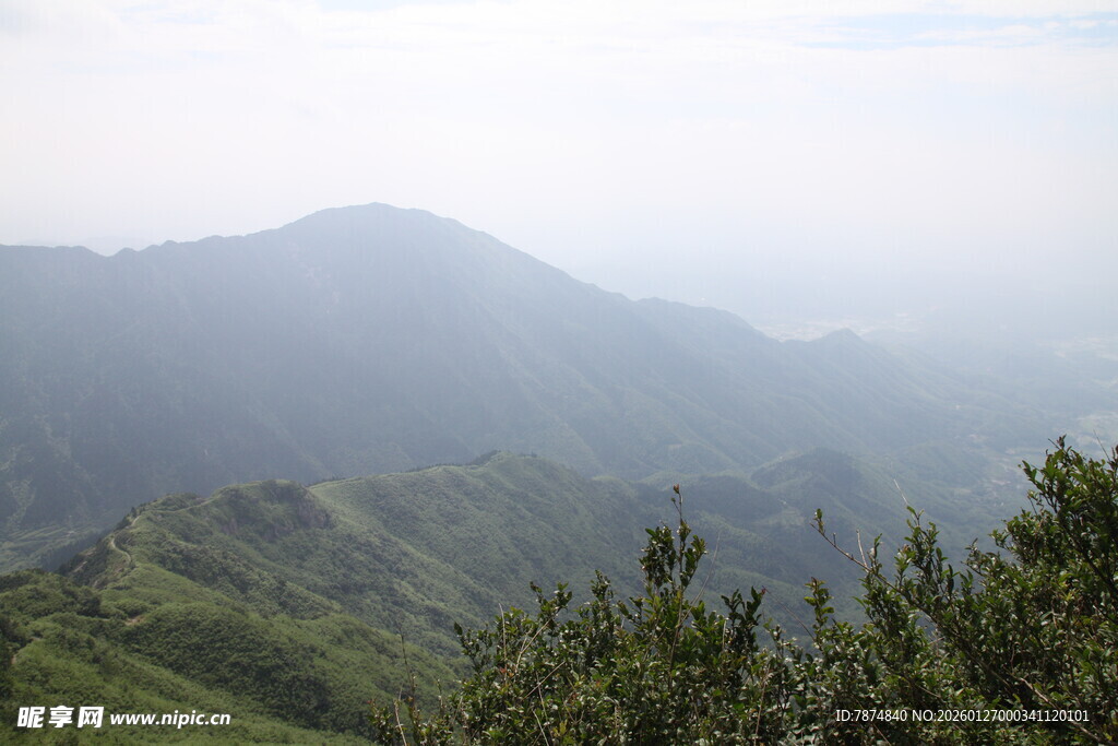 山峦叠翠间的自然景致
