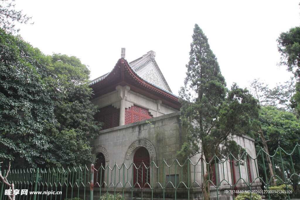 绿荫环绕的古朴中式建筑