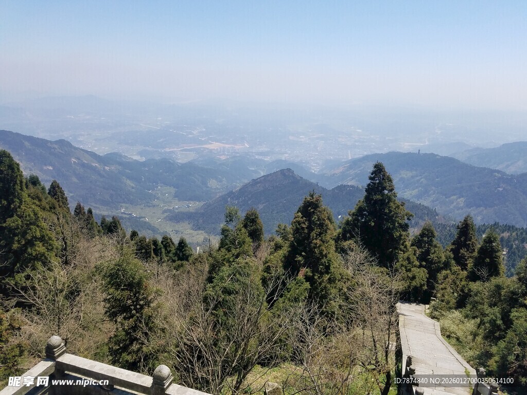 山间景致 葱郁林木伴远峰