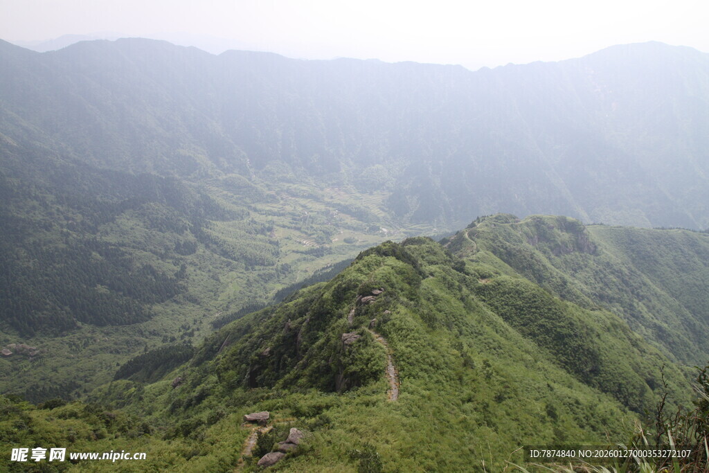山峦叠翠的壮美山间景色