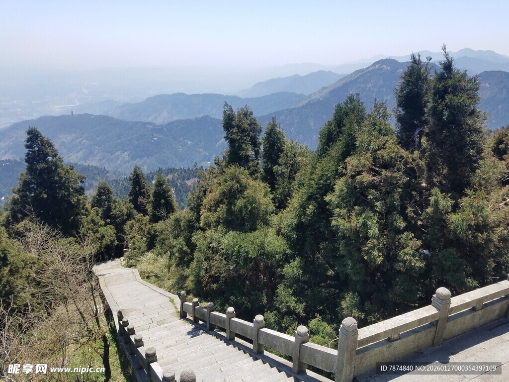 山间步道赏葱郁山林美景