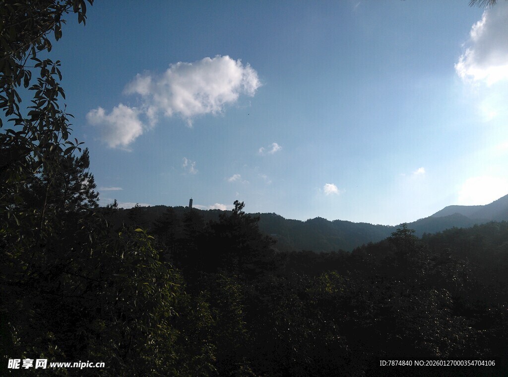 蓝天绿树间的山间景致