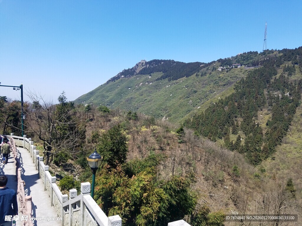 山间栈道美景