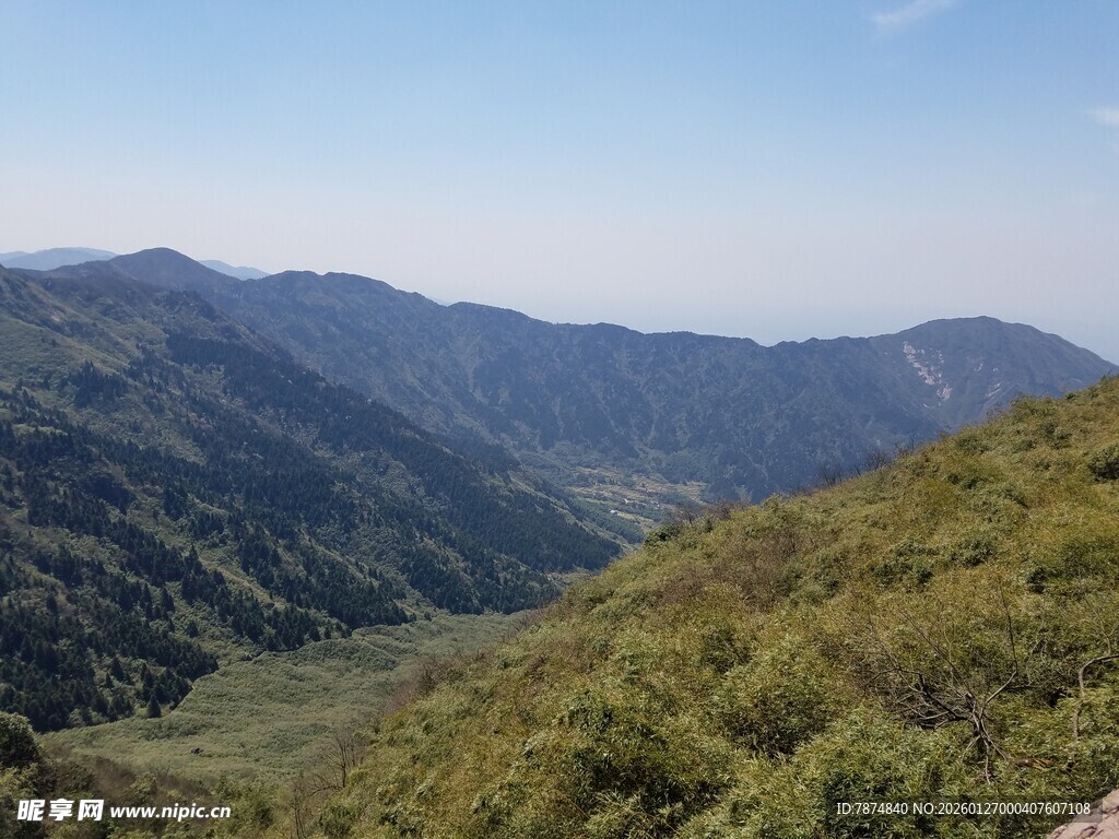 青山连绵的壮阔山间景色