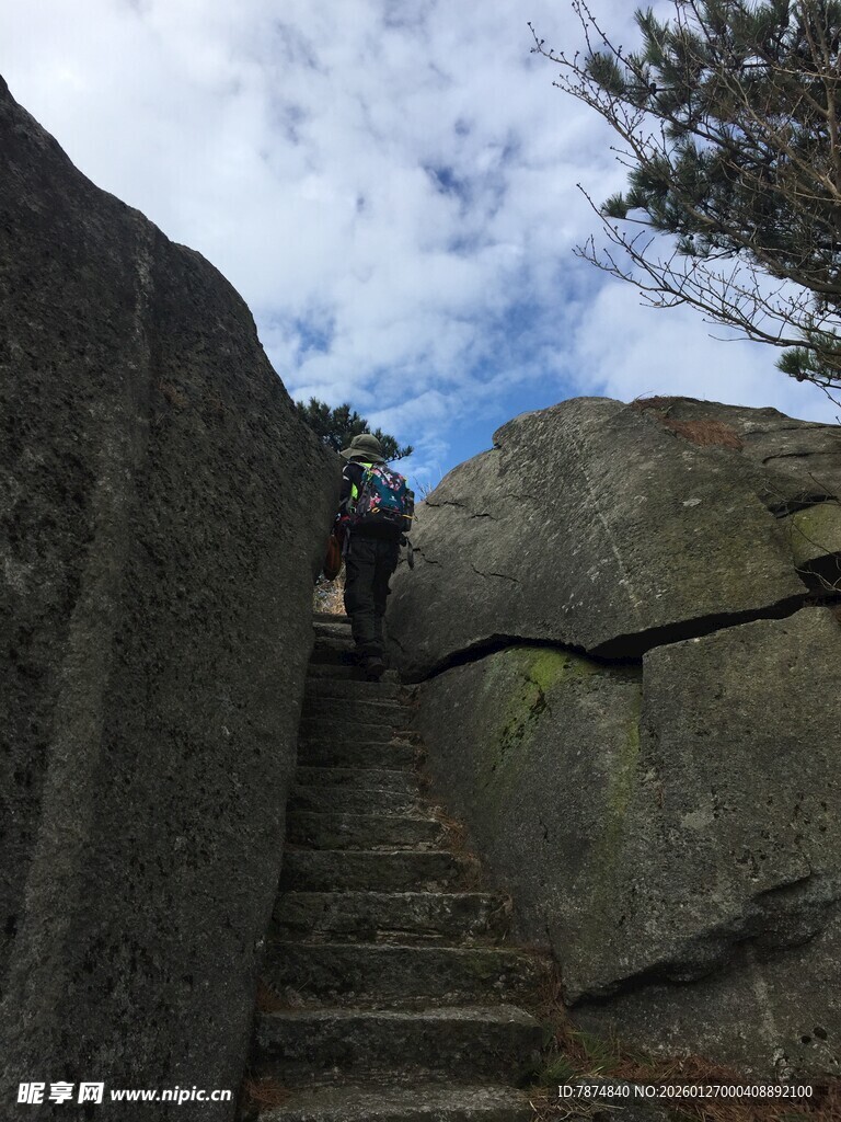 山间石阶穿行于巨石间