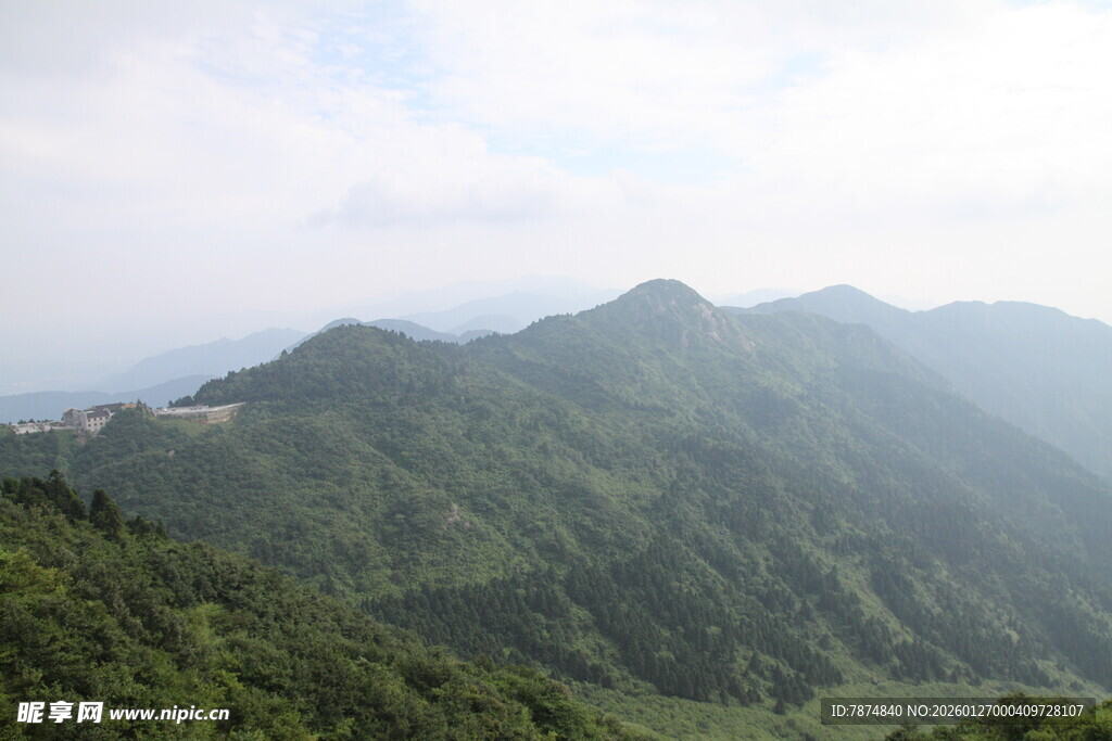青山连绵的壮阔自然景观