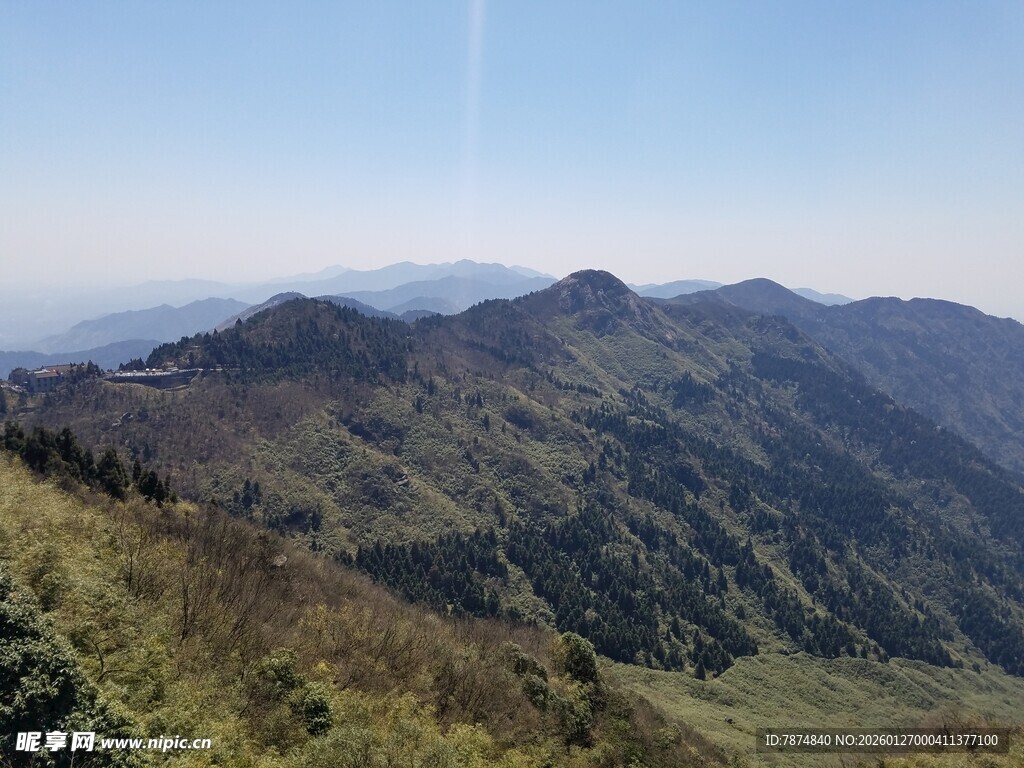 山峦叠翠的壮美自然风光
