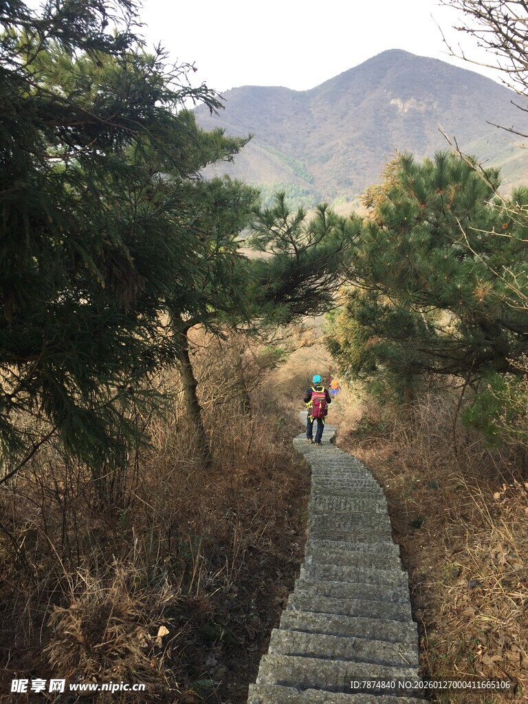 山间木栈道上的徒步者