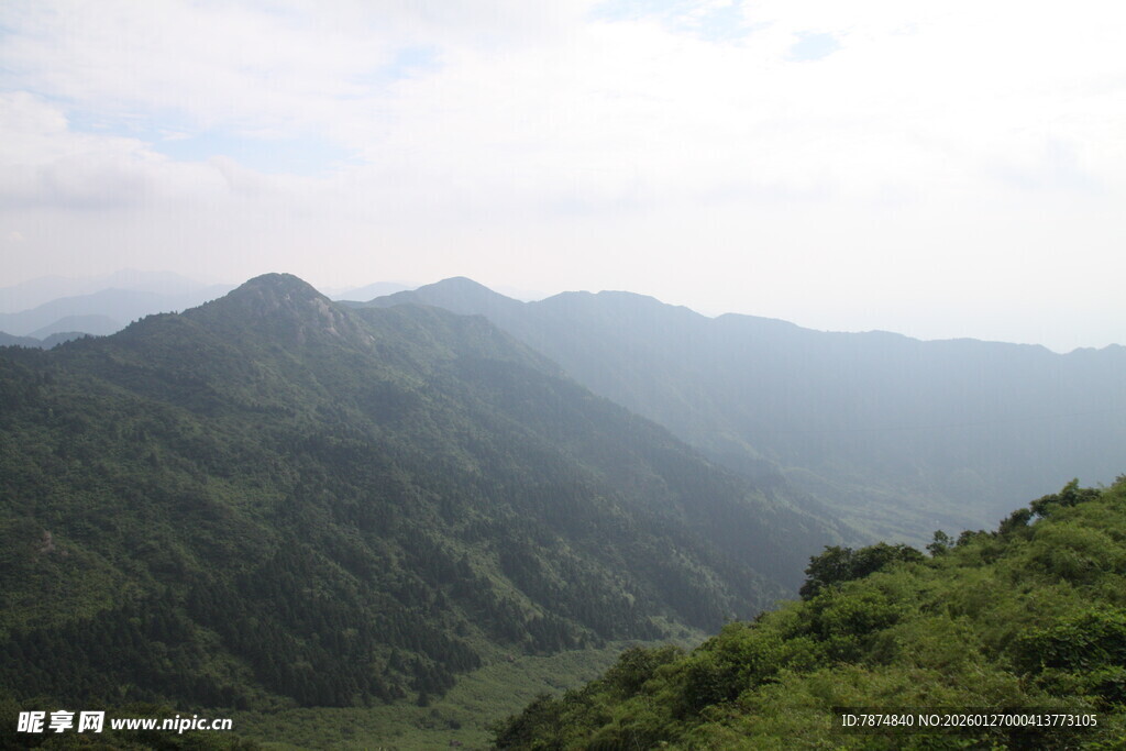 青山绵延的壮阔自然景观