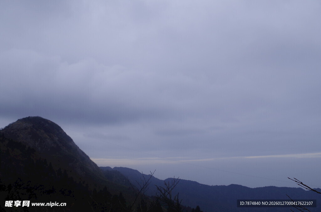 阴云下的山峦