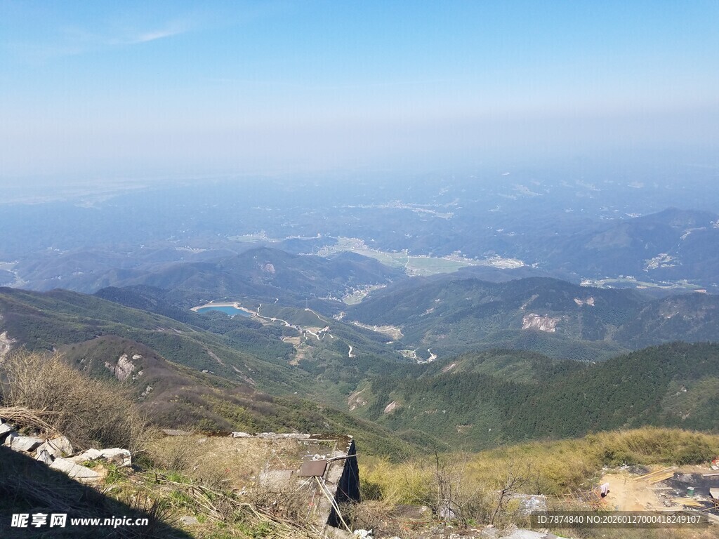 山顶俯瞰壮丽山川景色