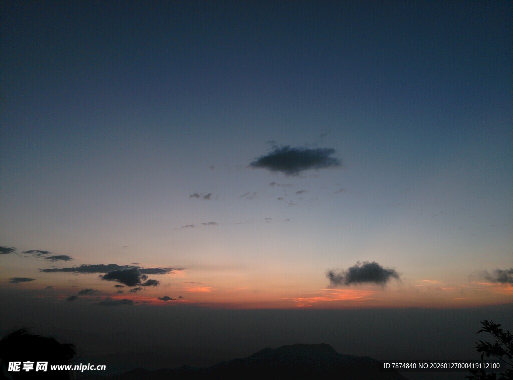 黄昏天空中的云朵美景