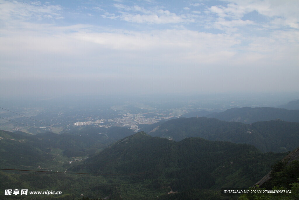 山峦间的朦胧城市远景