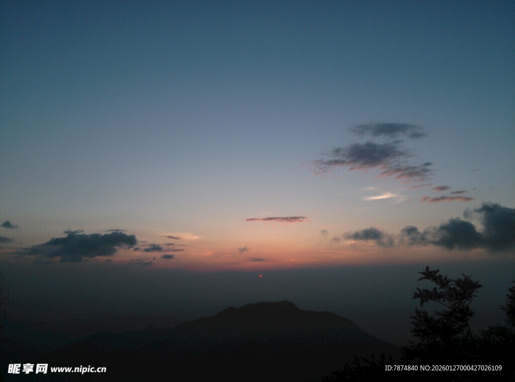黄昏时分的天空与远山