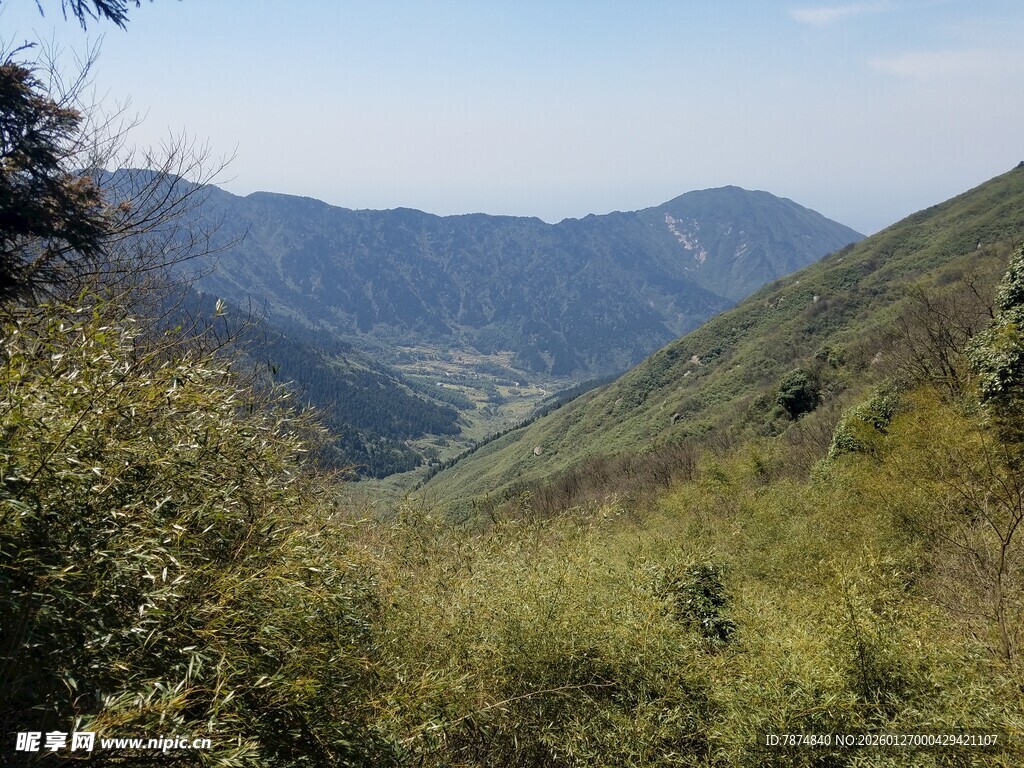 山间绿野风光
