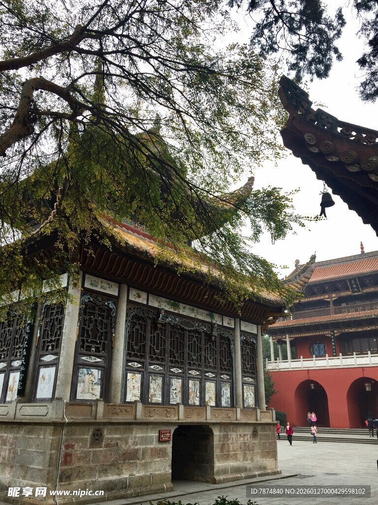 古建庭院中的中式传统建筑