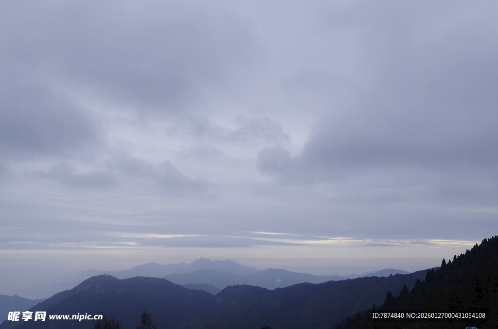山间云雾缭绕的壮丽景色