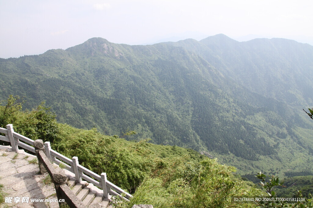山间栈道蜿蜒于翠绿山峦