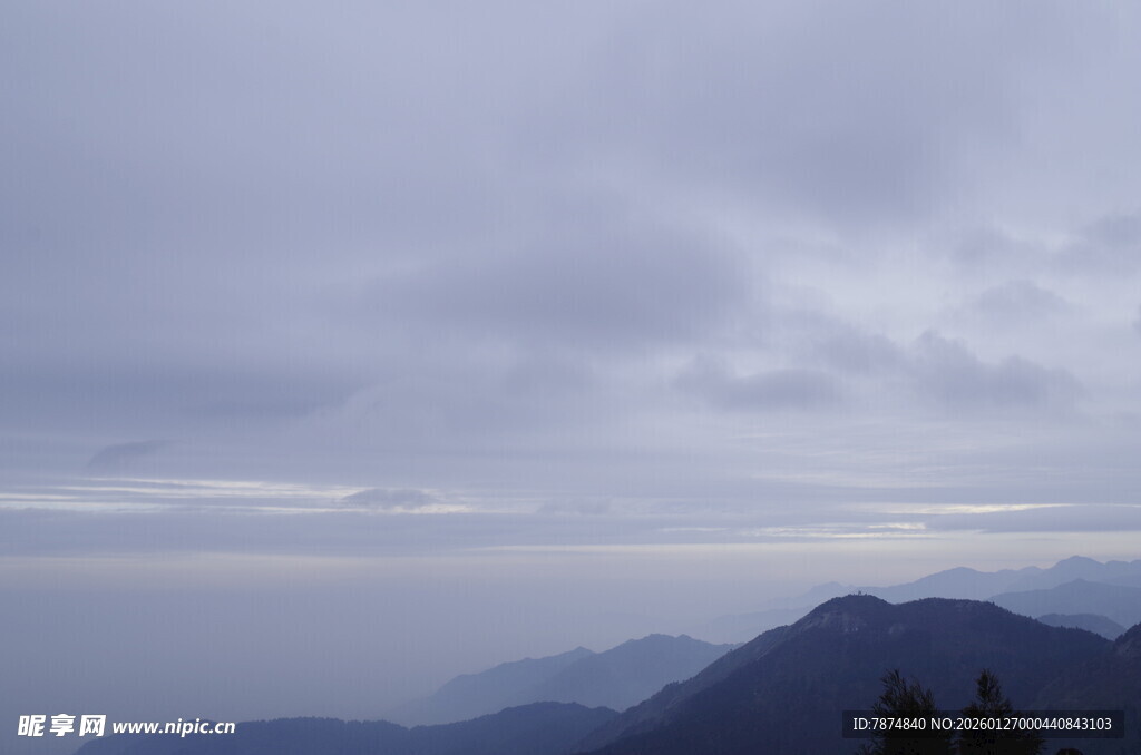 云雾缭绕的山峦景色