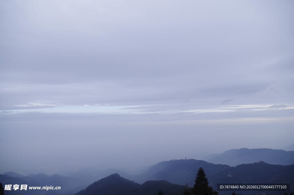 云雾缭绕的山峦美景