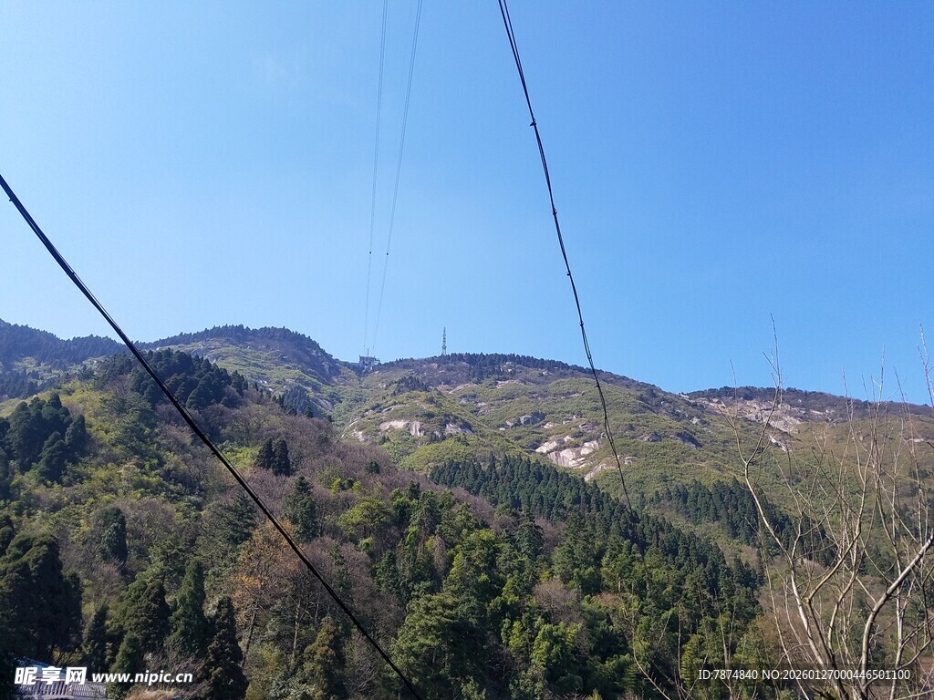 山间缆车风景