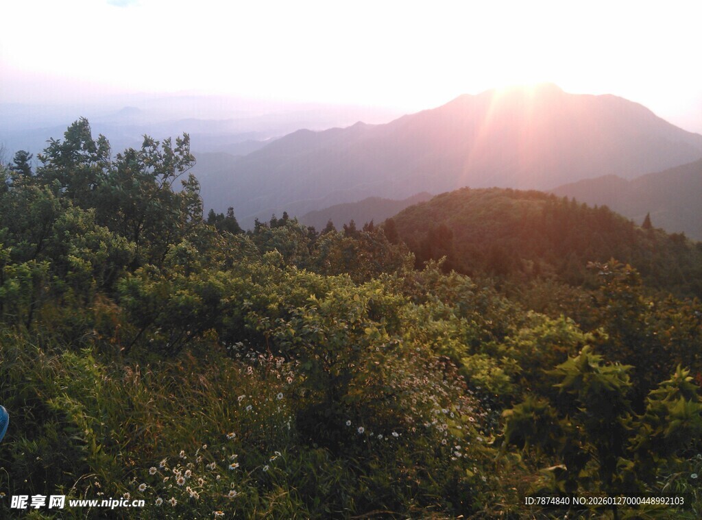 山间日出美景