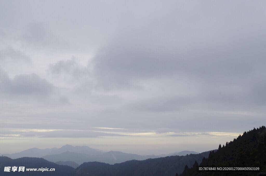 云雾缭绕的山峦景色