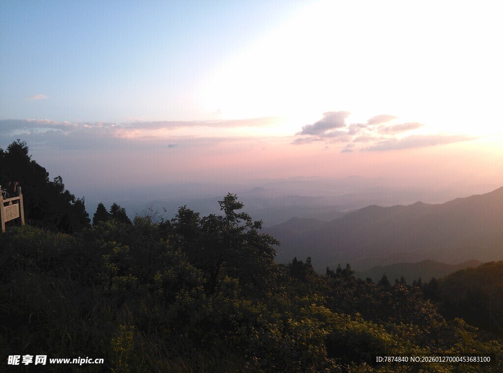 山间日出美景