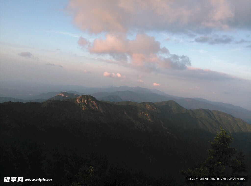 山间云景 暮色中的自然美